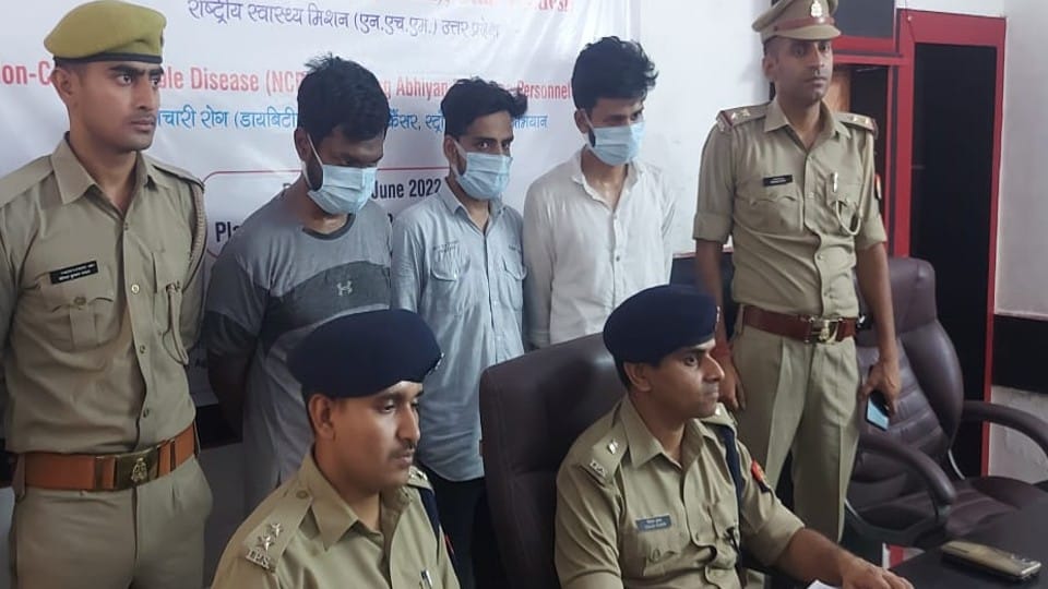 Three accused arrested for fraud by mobile app in Agra