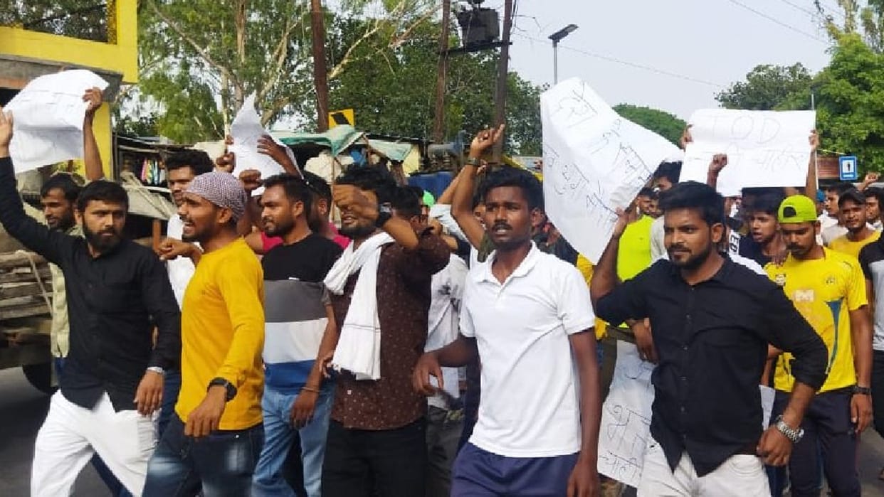 Pratapgarh: A procession taken out in protest against the announcement of recruitment of Agniveers, was beaten up by the police