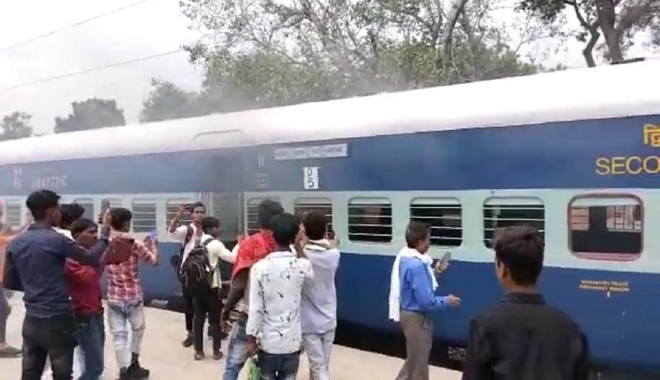Agnipath Yojana Protest Railway track disrupted due to ruckus in Bihar many trains coming to Varanasi-PDDU Nagar were stopped