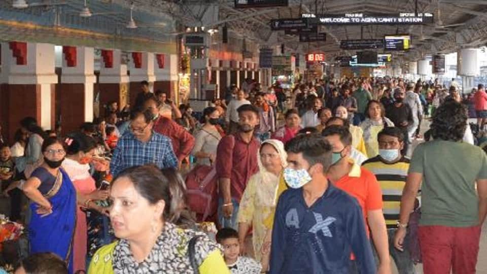 Railway news 12 trains including Gatimaan Shatabdi Express arrived late by four hours due to rain in agra