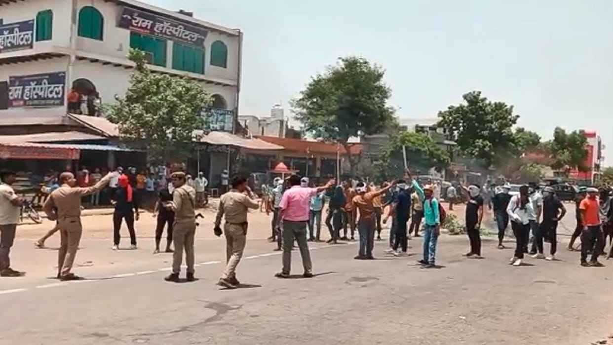 Agnipath Scheme: There was fierce opposition to the Agnipath scheme in Aligarh the protesters broke the windows of the buses