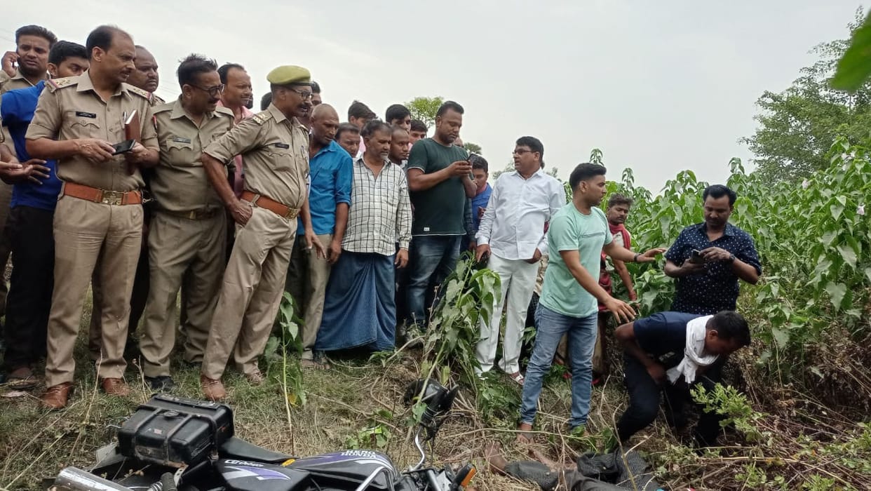 Dead body of kidnaped husband and wife found in azamgarh villagers protest at police station