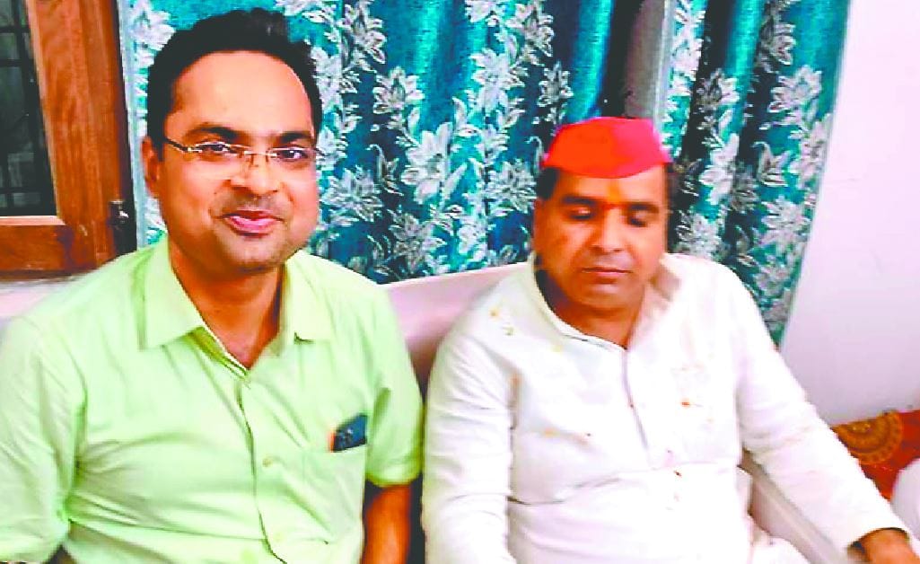 azamgarh Medical superintendent trapped after welcoming SP candidate