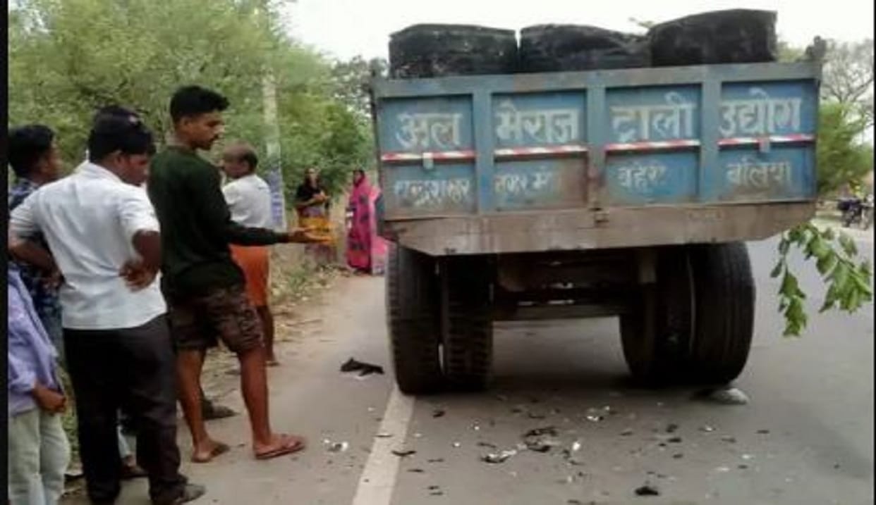 Road Accident in ballia two friends killed and woman injured after bike collided with tractor trolley