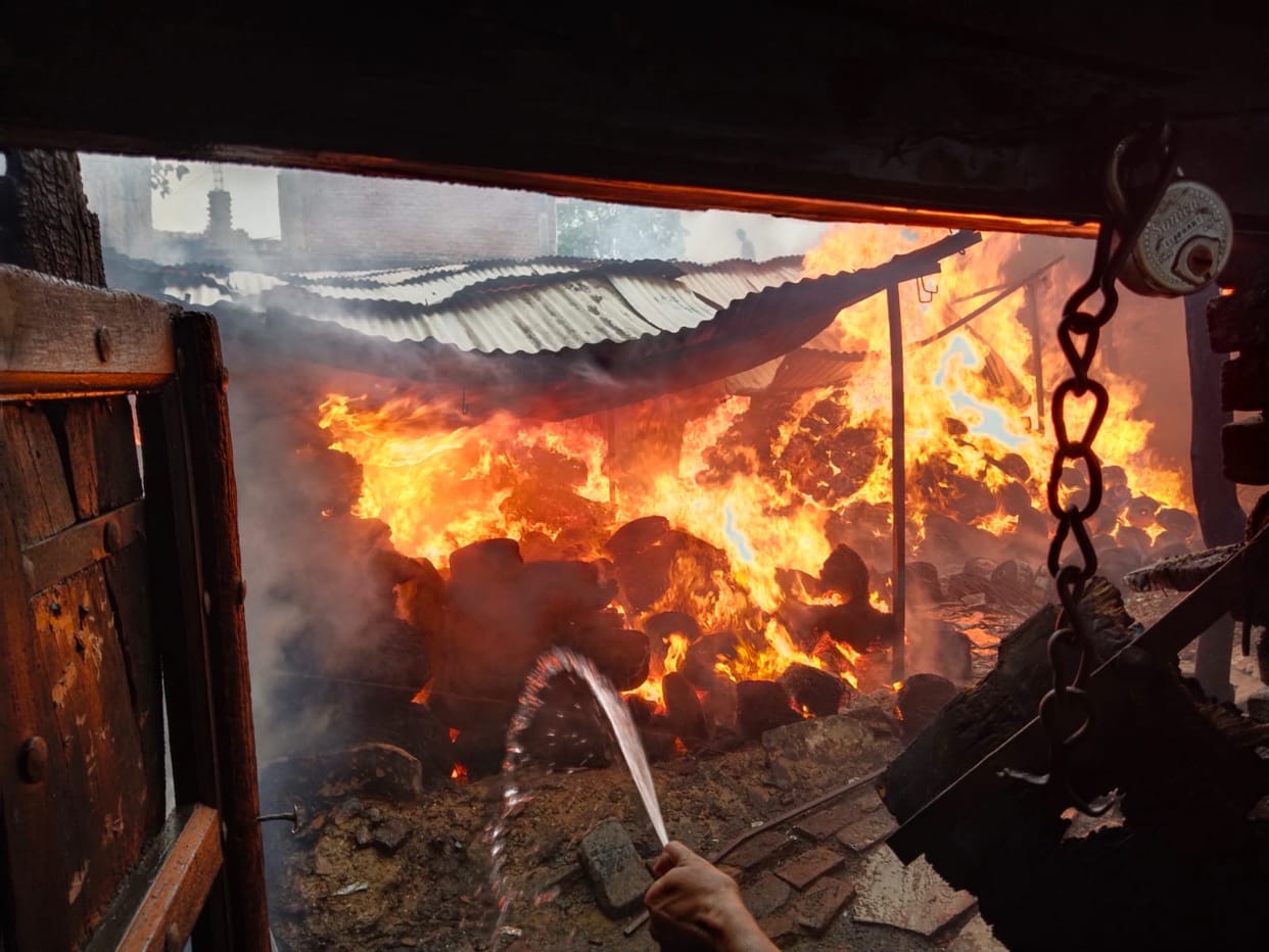 Massive fire broke out in cotton factory in bhadohi goods worth lakhs destroyed