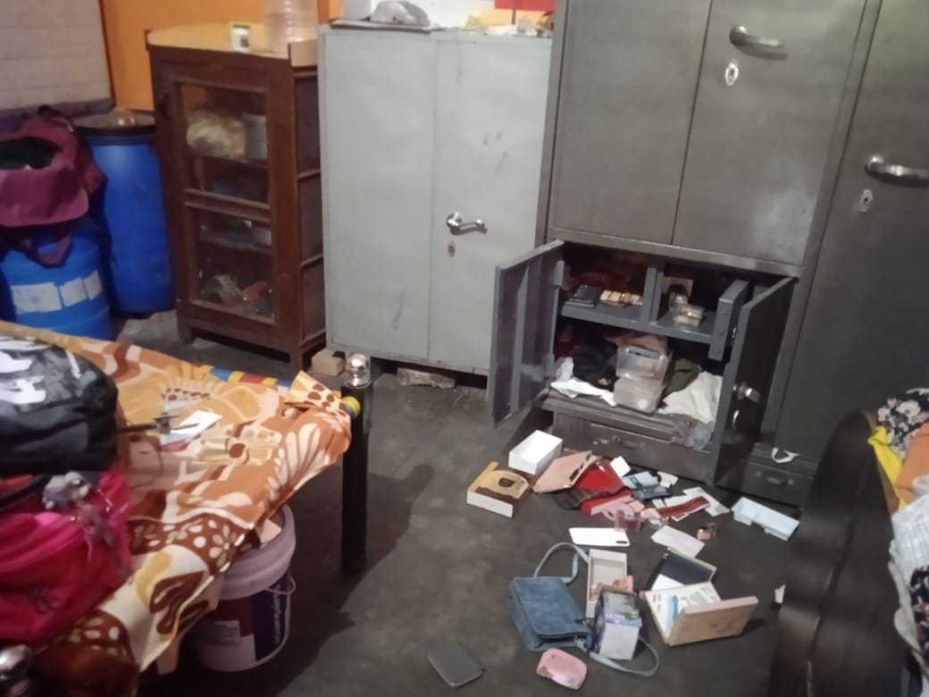 Theft of lakhs by breaking the locks of two houses in broad daylight