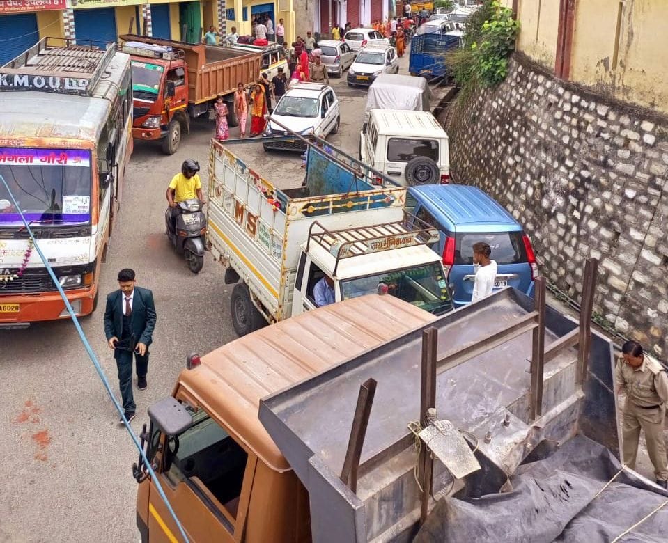Heavy Jam In Ramnagar Badrinath Road