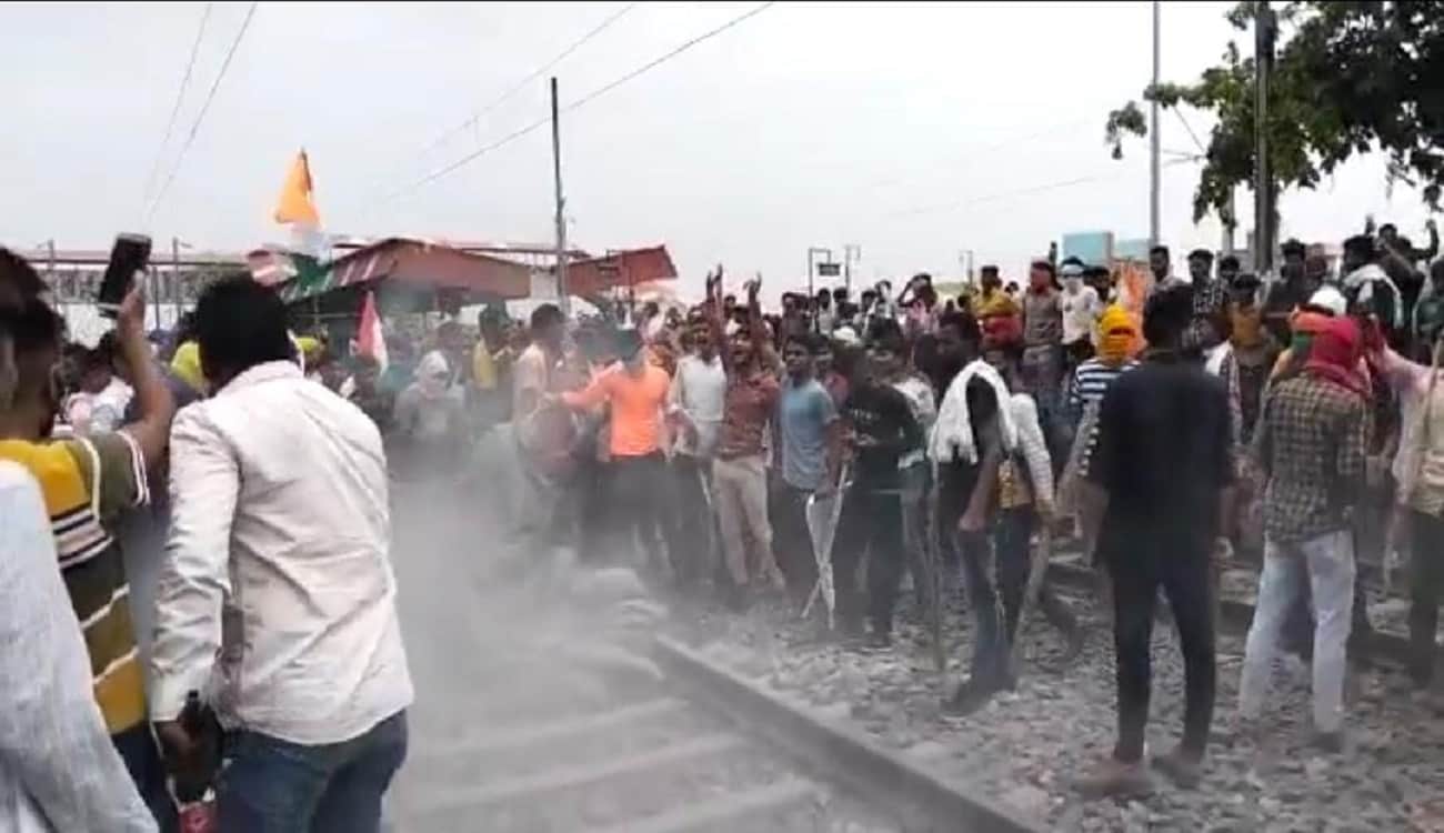 Agnipath Yojana Protest Railway track disrupted due to ruckus in Bihar many trains coming to Varanasi-PDDU Nagar were stopped