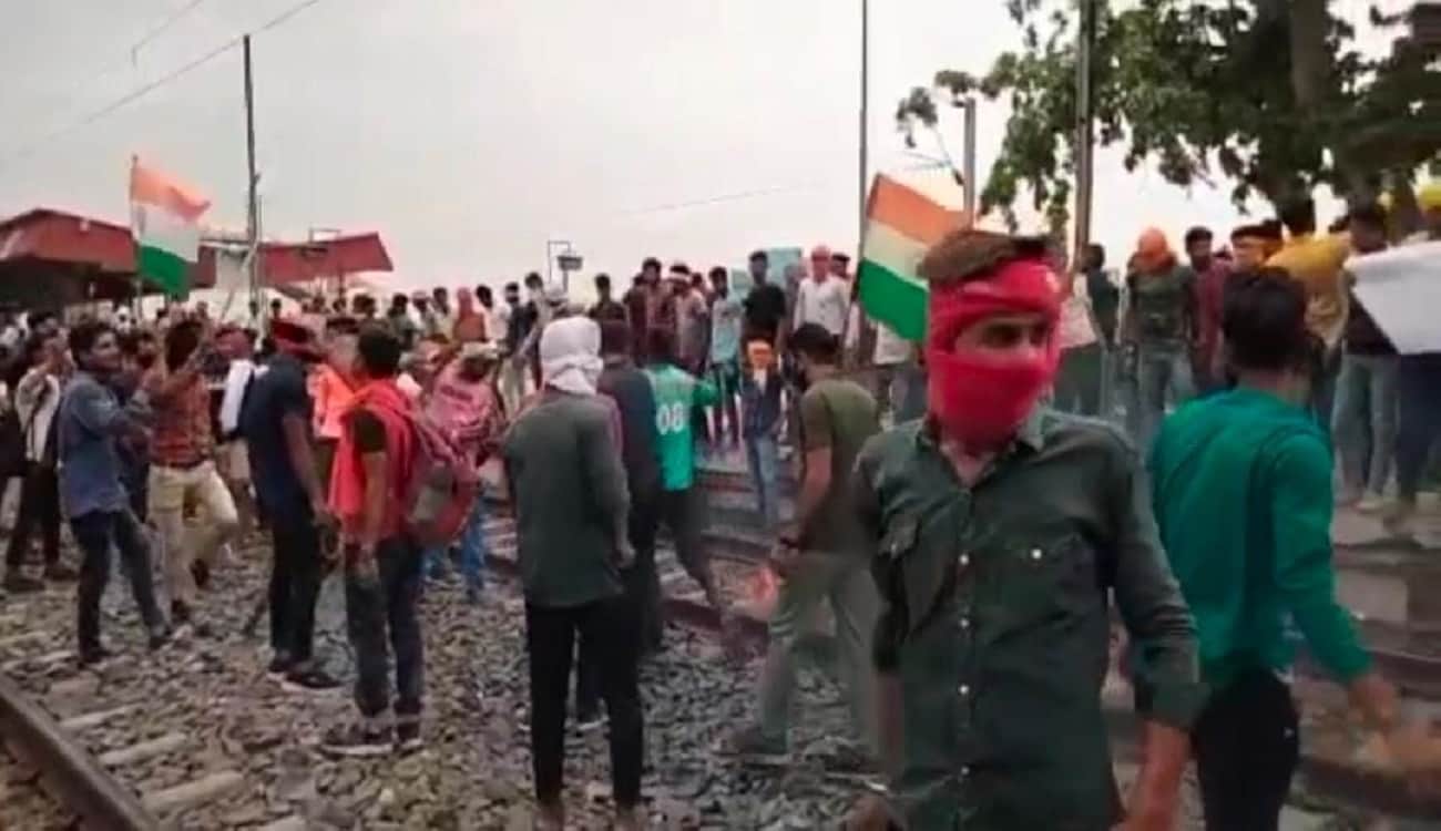 Agnipath Yojana Protest Railway track disrupted due to ruckus in Bihar many trains coming to Varanasi-PDDU Nagar were stopped