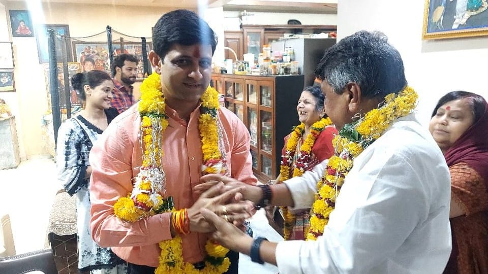 Indore: BJP candidate Bhargava took blessings of victory from Congress candidate Shukla's father, said- the contest is between grandson and son
