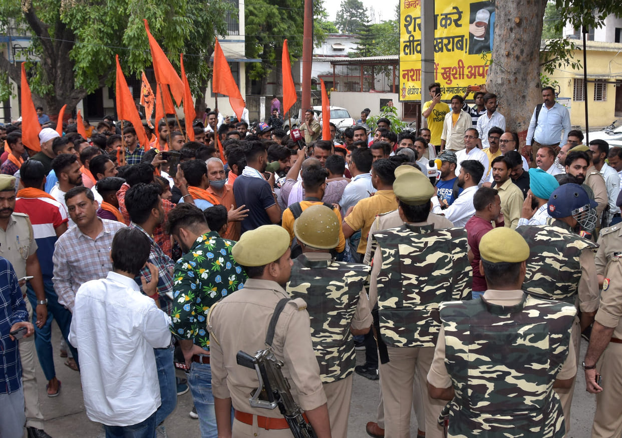 VHP, Bajrang Dal picket, protest in Collectorate