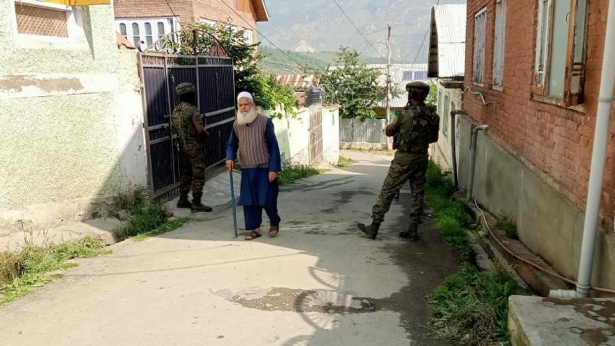 Jammu kashmir NIA raid continues for second day action is being taken in cross border trade and terror funding case