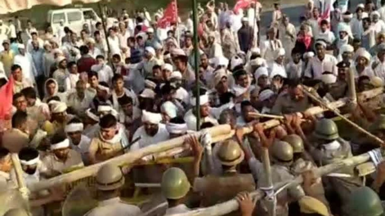 Farmers sitting on dharna clash with police in Taranagar of Churu Bikaner-Delhi Highway blocked
