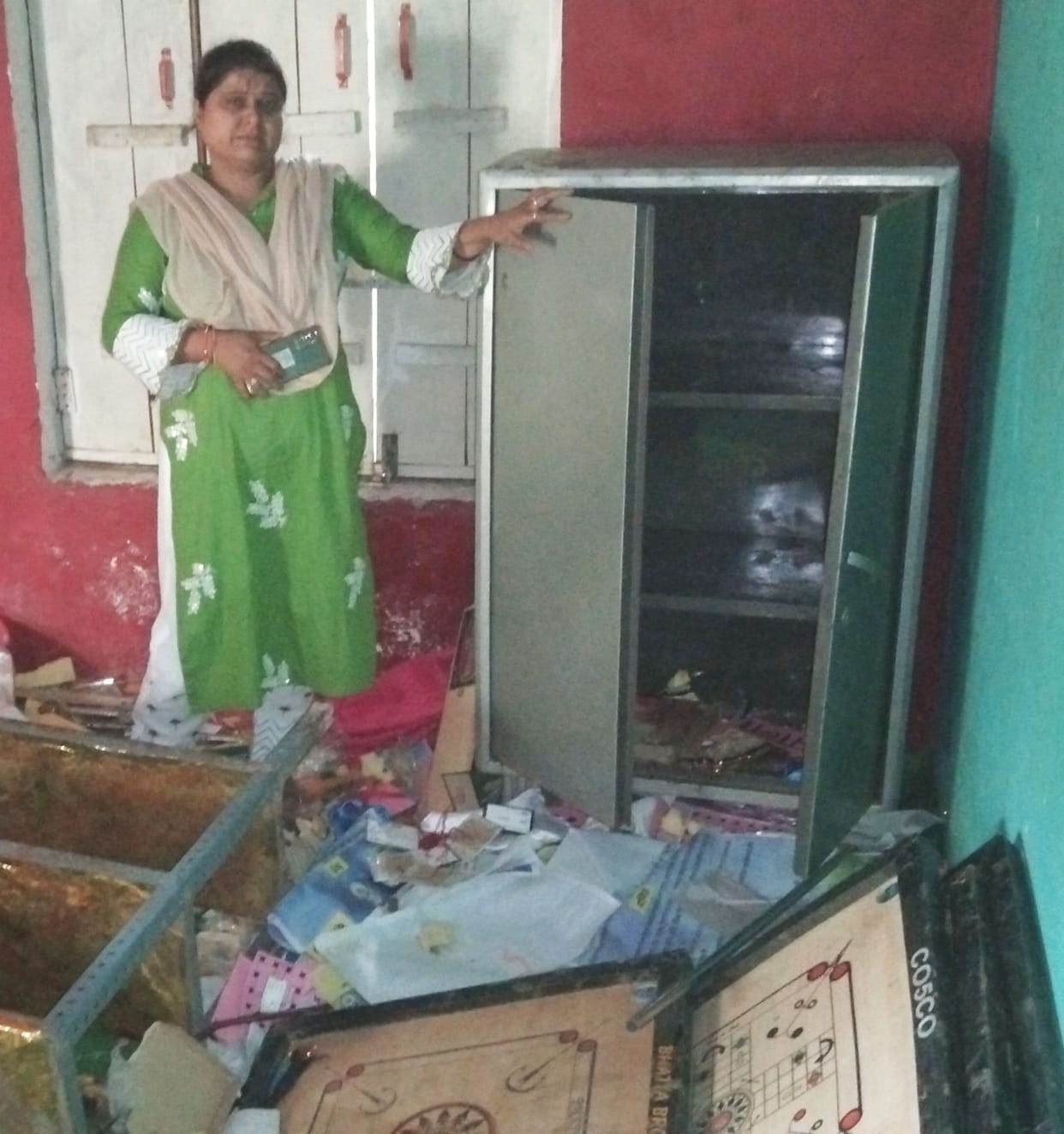 hardoi news,School items stolen by cutting window bars