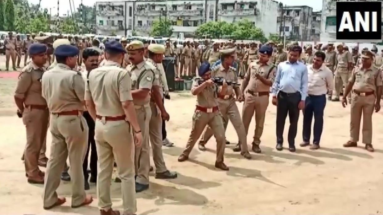 Police take out flag march mock drill ahead of Friday prayers in Gorakhpur