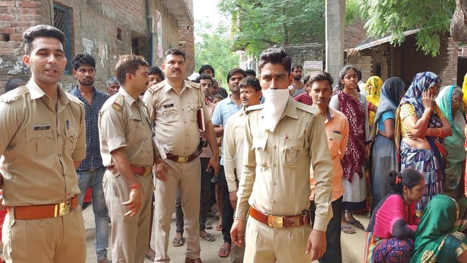 girl commits suicide dead body found hanging in room in Mainpuri