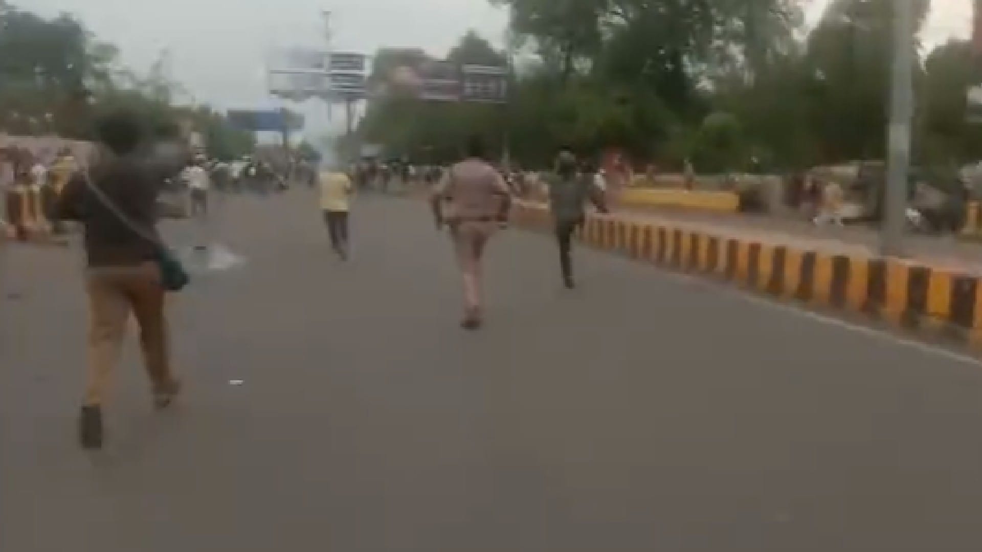 Agneepath Protest: The protest against Agneepath reached Gwalior, broke the glass of 20 vehicles in Gandhinagar, vandalized in Hazira too