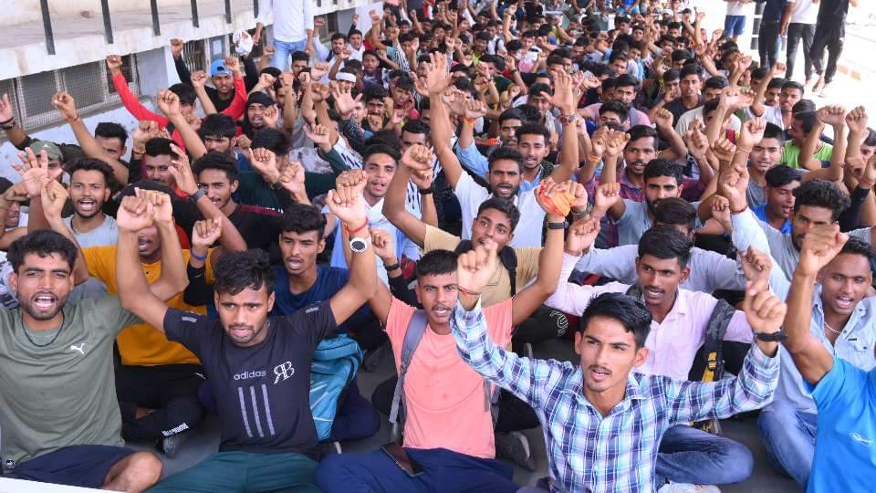 Youth protest against Agnipath scheme in Rewari of Haryana
