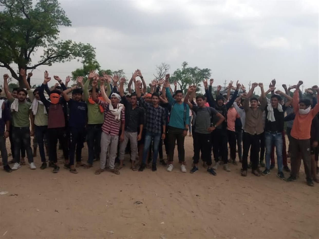 Hathras: Youth protested against Army's Agneepath plan