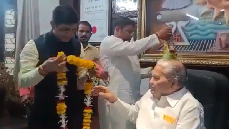Indore: BJP candidate Bhargava took blessings of victory from Congress candidate Shukla's father, said- the contest is between grandson and son