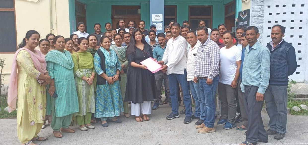Zilla Parishad employees gave ultimatum