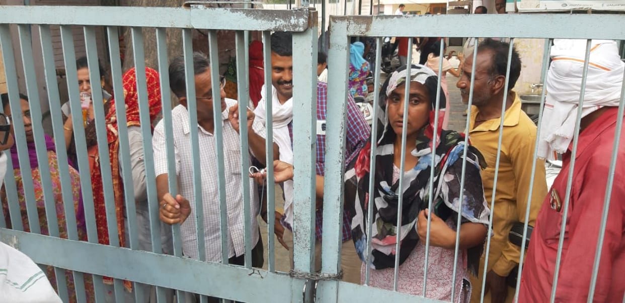 Women surrounded the public health department, locked the gate for 30 minutes