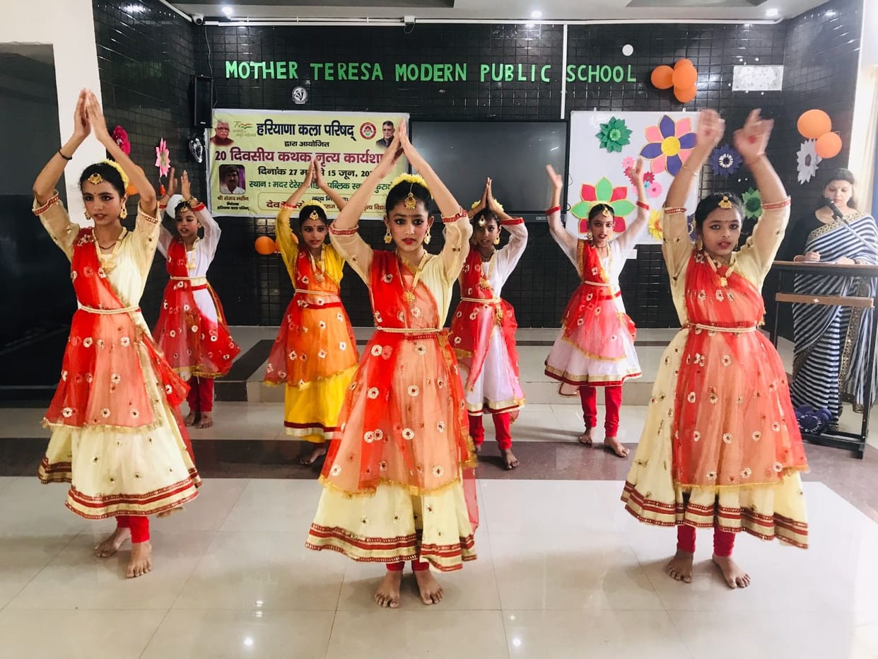 Describing the forms of Shiva by worshiping Ganesha with Kathak dance