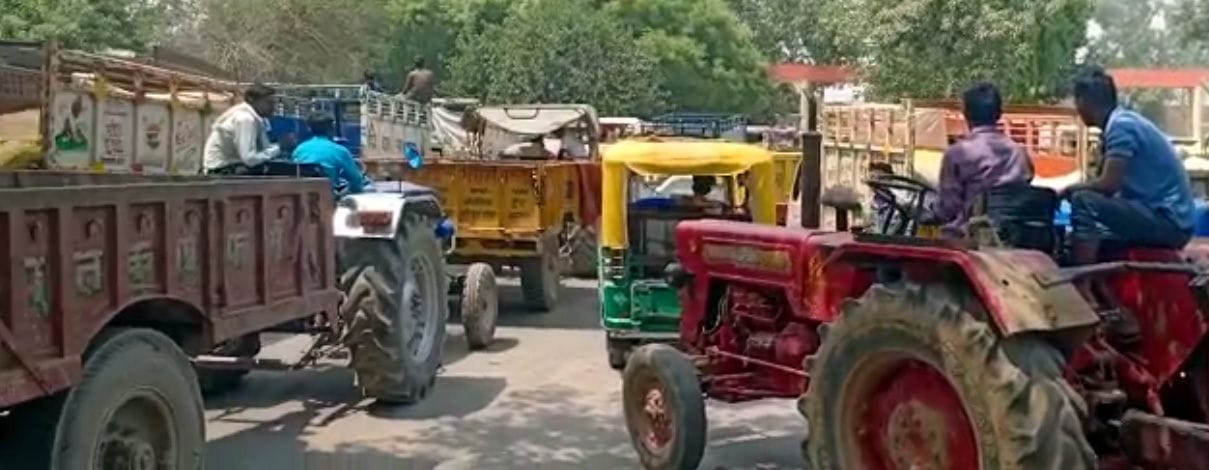 Five hours jam outside Galla Mandi, farmers and businessmen were worried
