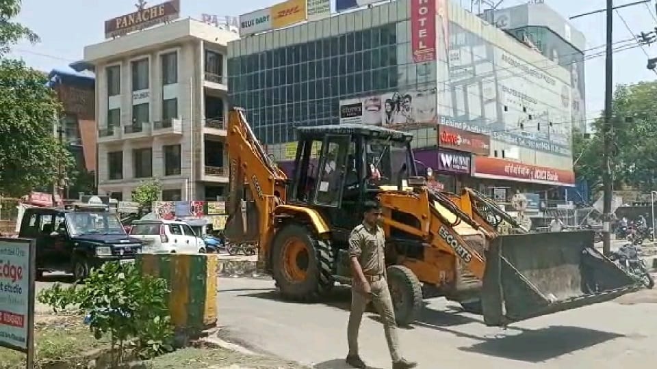 4200 policemen will be stationed in ghaziabad with rubber bullets and tear gas marched with bulldozers
