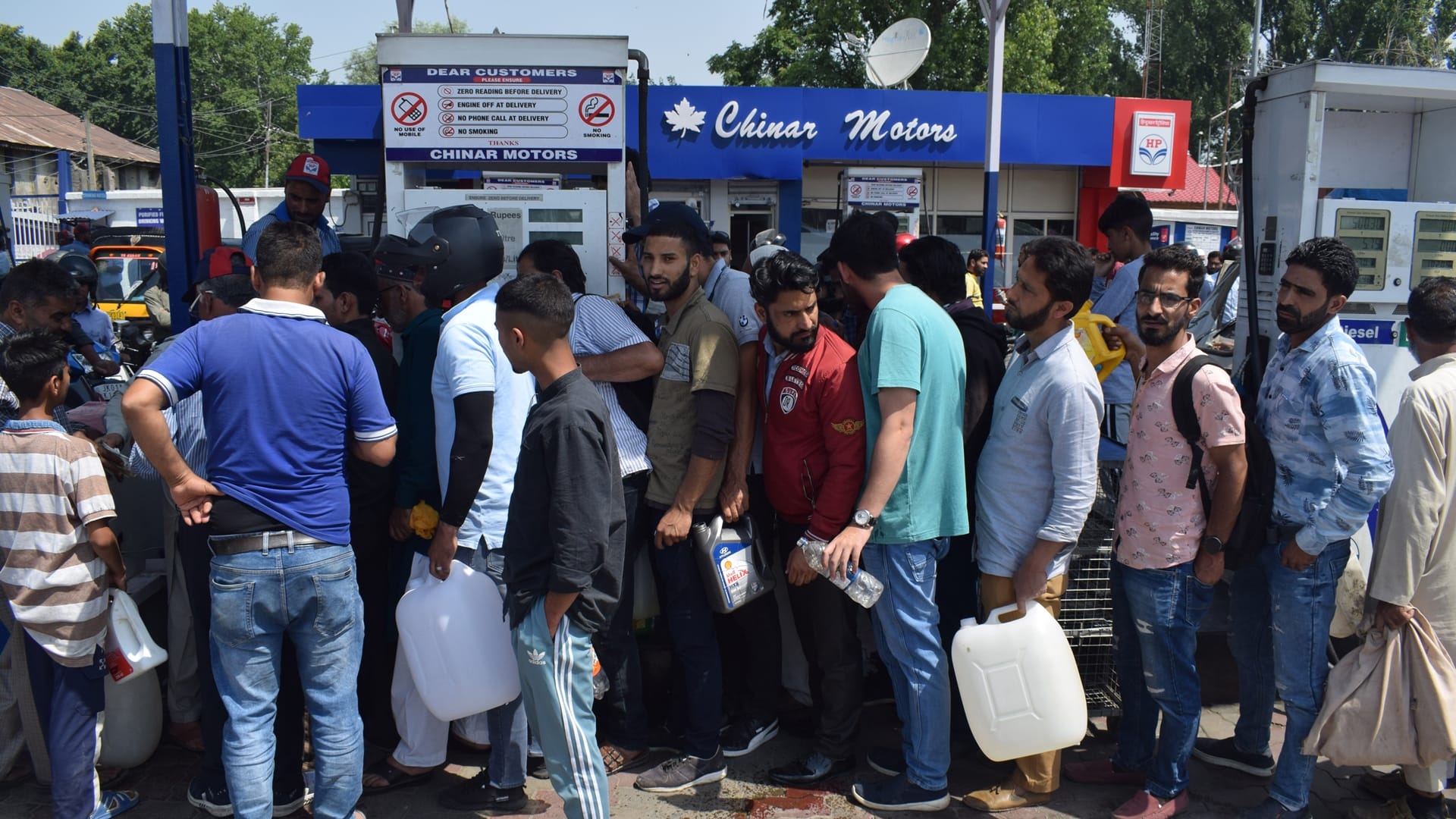 Kashmir Petrol Pump fuel shortage Huge crowd at petrol pumps in Valley kashmir