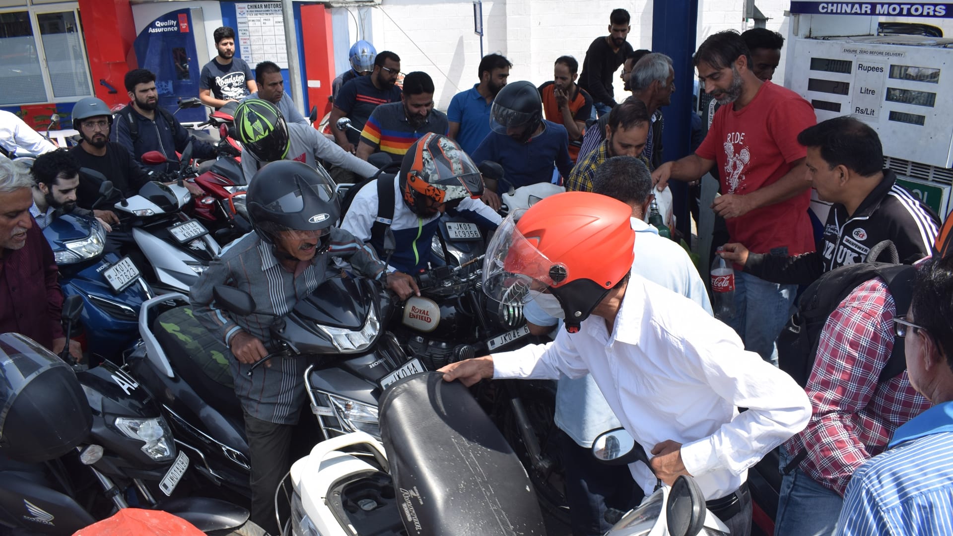 Kashmir Petrol Pump fuel shortage Huge crowd at petrol pumps in Valley kashmir