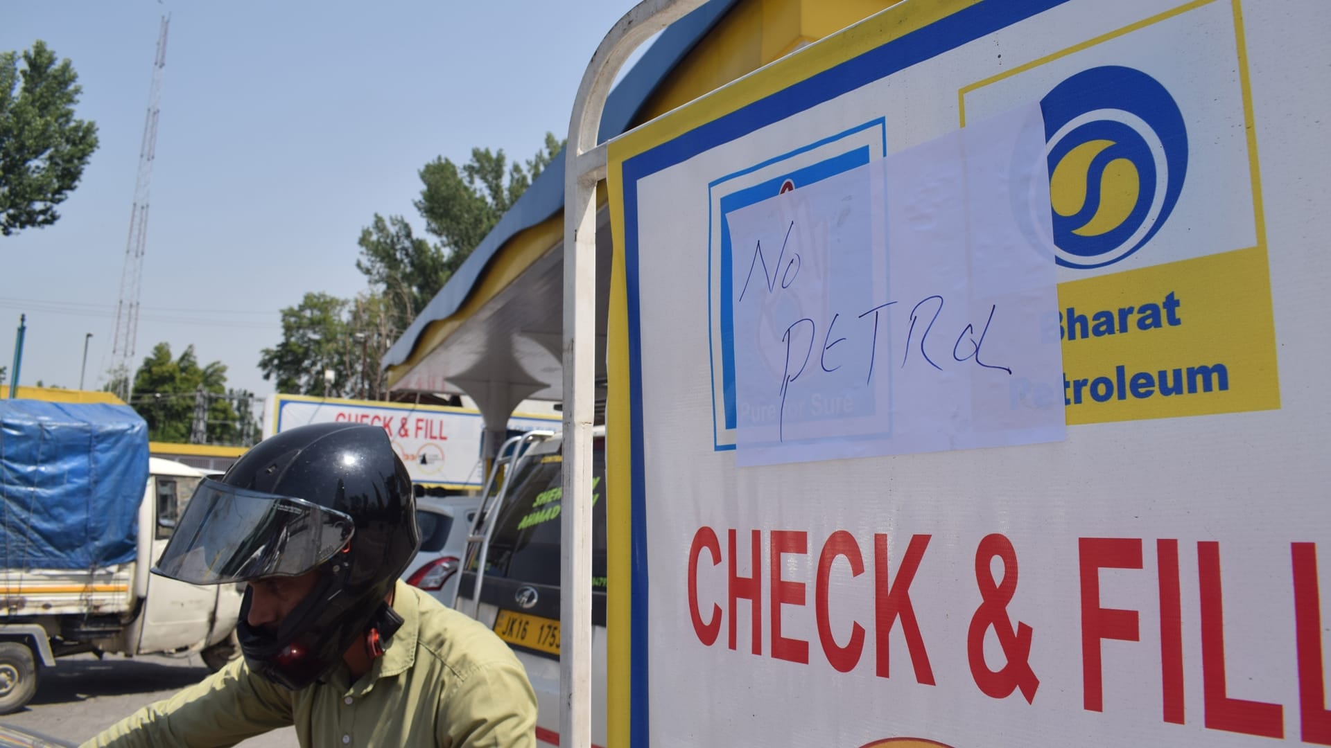 Kashmir Petrol Pump fuel shortage Huge crowd at petrol pumps in Valley kashmir