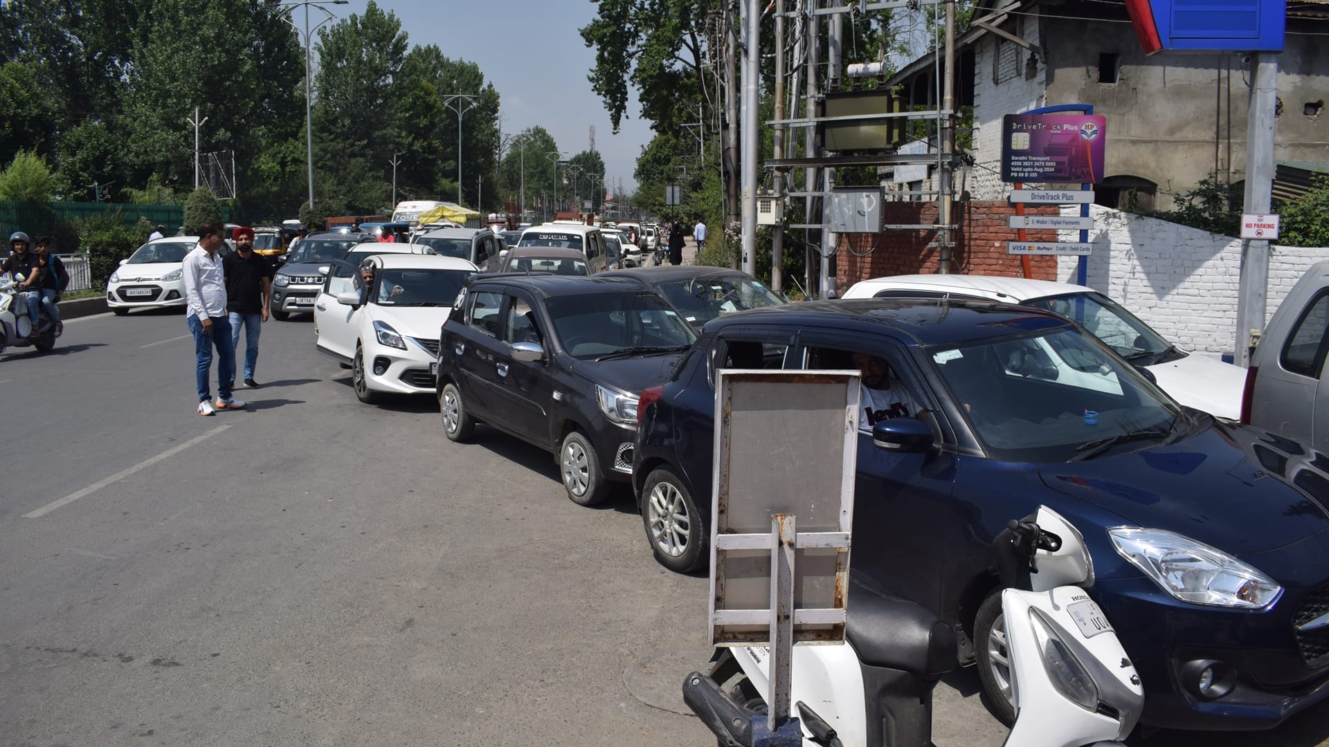 Kashmir Petrol Pump fuel shortage Huge crowd at petrol pumps in Valley kashmir