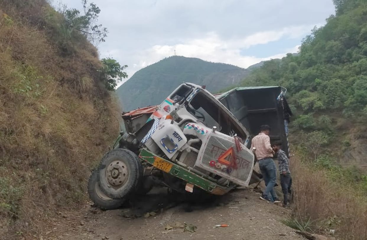 Truck fell into a ditch, one injured