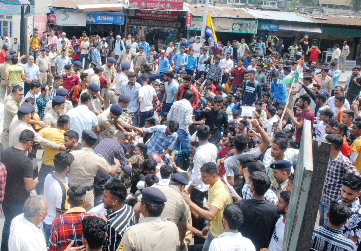 mandi news, himachal news,  agnipath scheme, youth demonstration mandi jogindernagar, padhar sundernagar