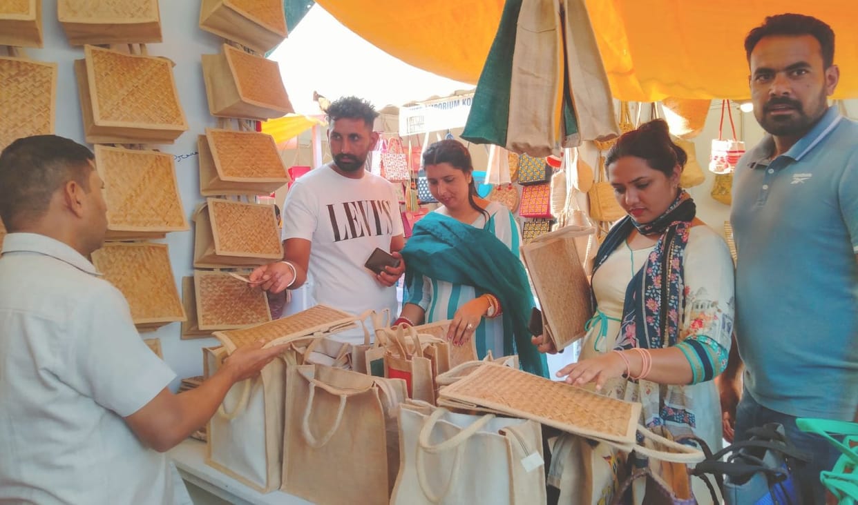 Tourists shop fiercely in jute fair