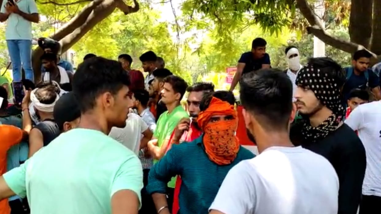 UP: Protest against Agneepath scheme in western UP, youth protested