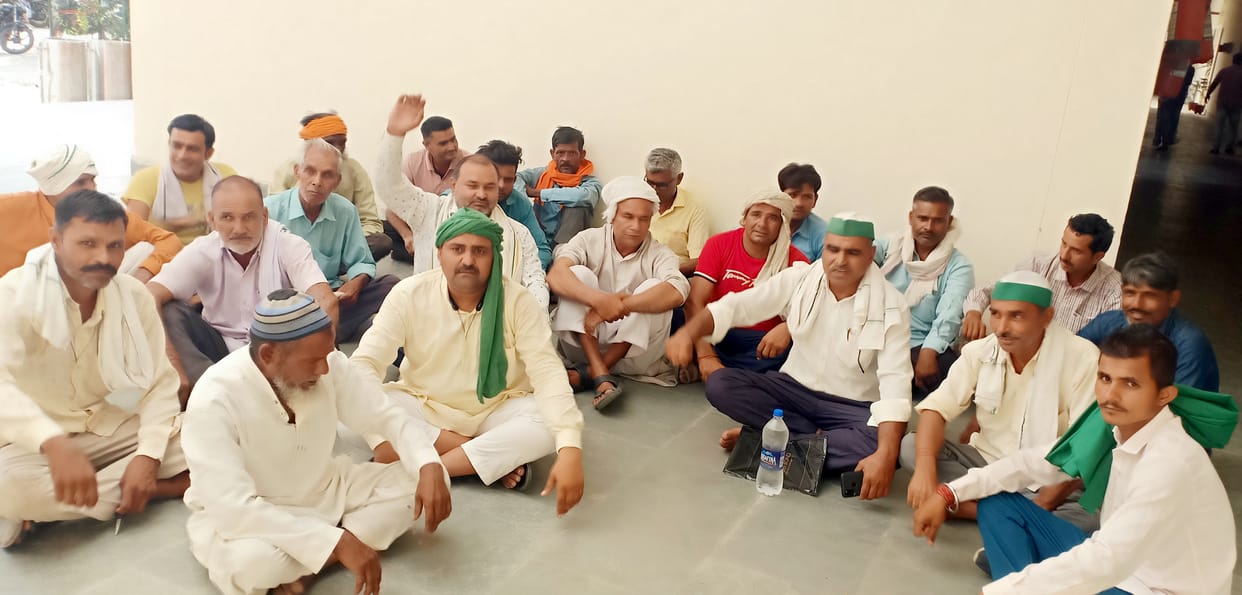 Tehsildar refused to meet, farmers sitting on dharna