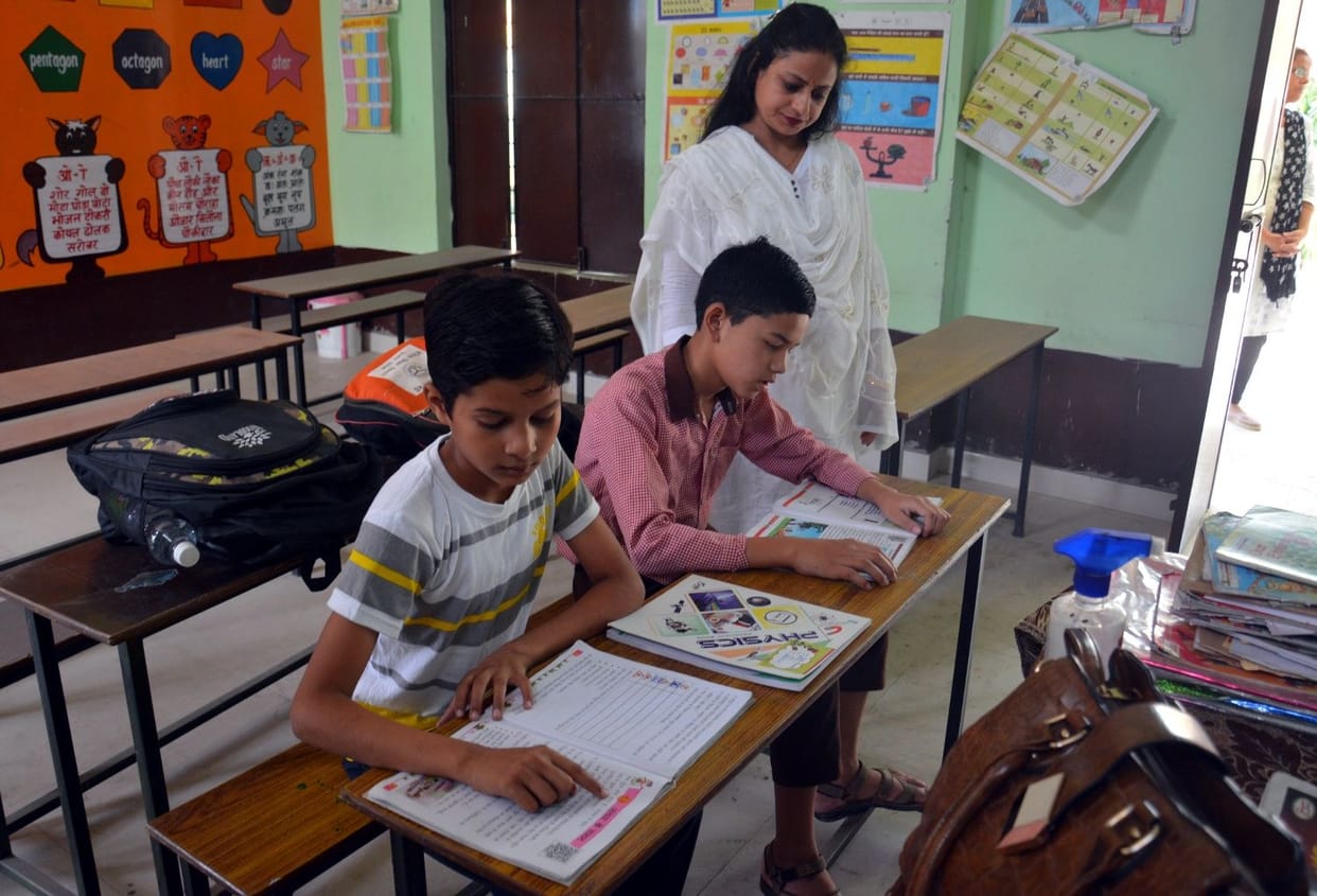 School opened on the first day, students came incomplete