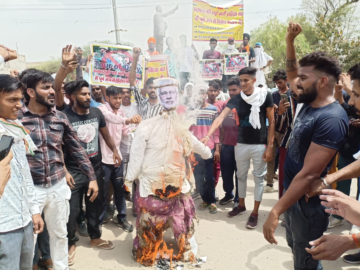 Youth protested against Agneepath scheme, burnt effigy of central government