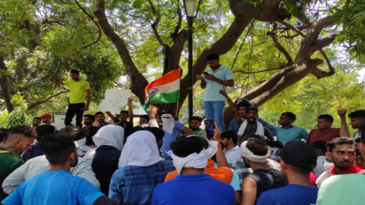 Youth in western UP came out against new army recruitment policy, gave a three-day ultimatum