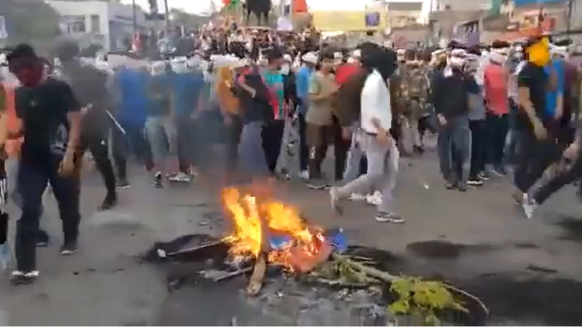 Agneepath Protest: The protest against Agneepath reached Gwalior, broke the glass of 20 vehicles in Gandhinagar, vandalized in Hazira too