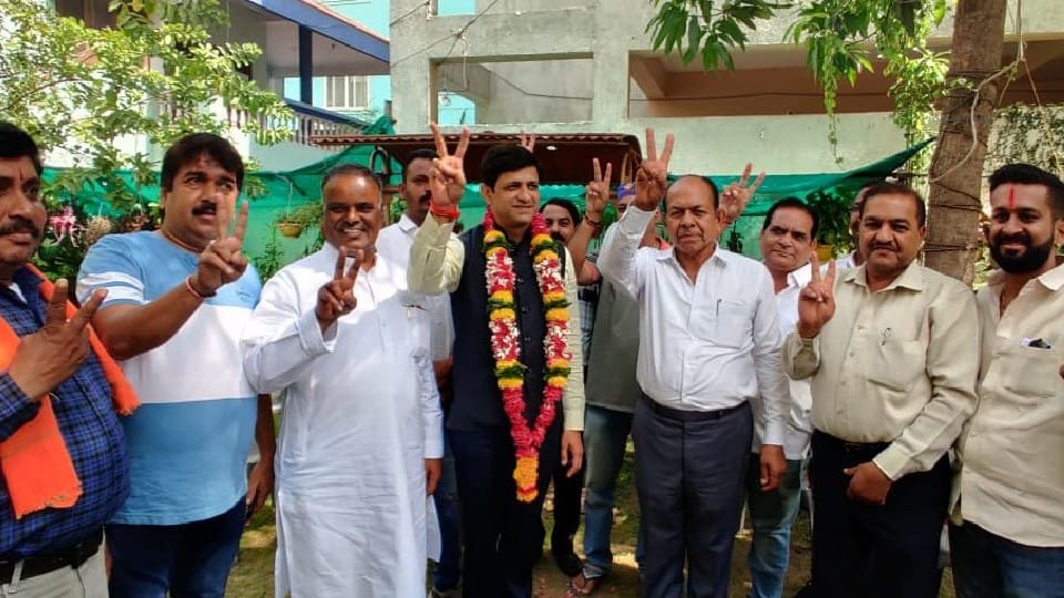 Indore: BJP candidate Bhargava took blessings of victory from Congress candidate Shukla's father, said- the contest is between grandson and son