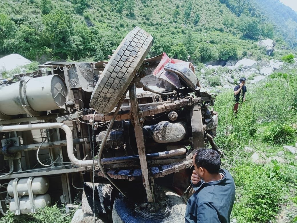 mandi news, himachal news, lachkandi barot-ghatasani road truck fell uhal river driver died
