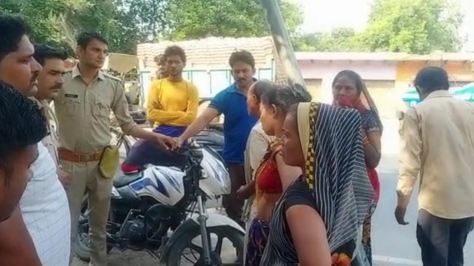 Married woman dead body found hanging in the house in Mathura