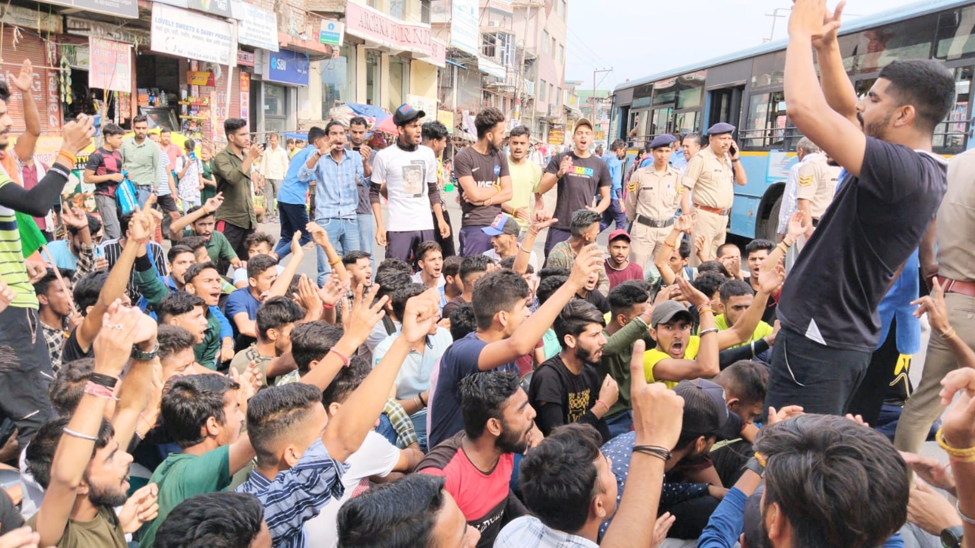 Protest against Agneepath scheme: Just before PM's roadshow, fierce demonstration in Gagal, youth took to the streets in Hamirpur too