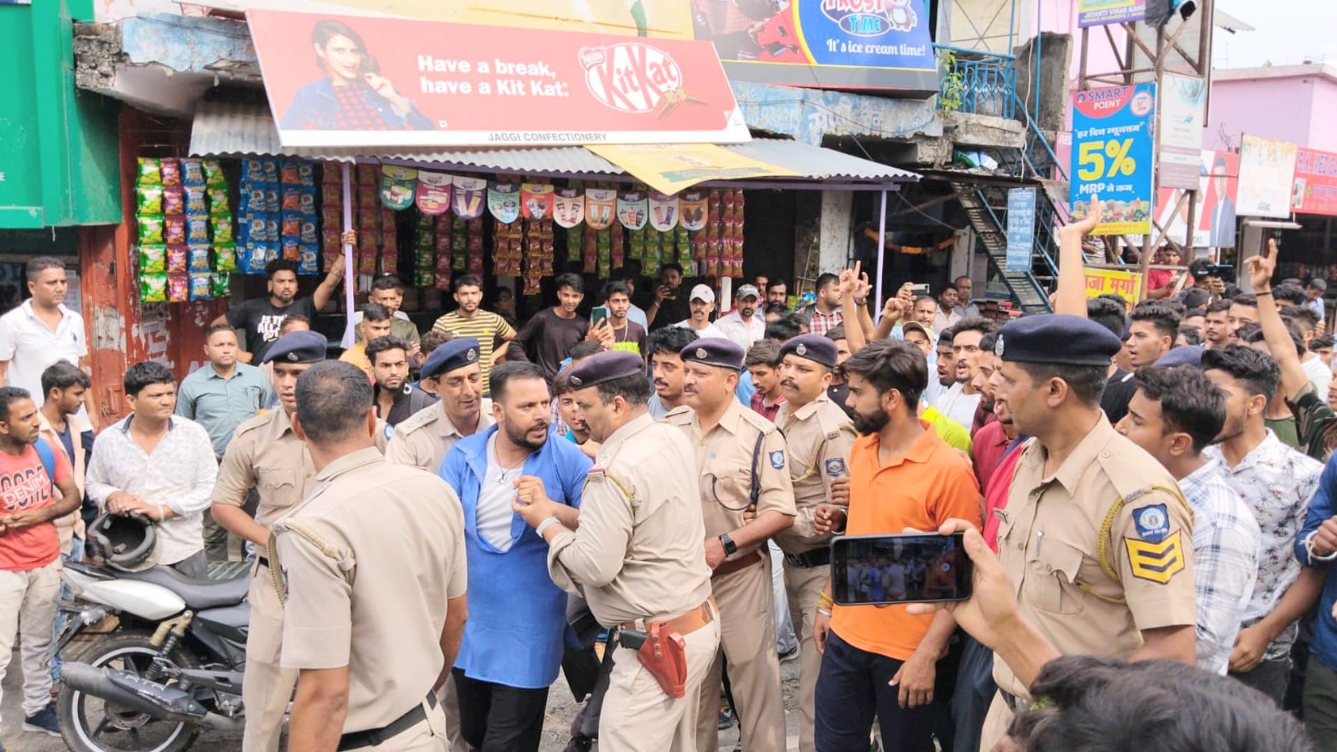 Protest against Agneepath scheme: Just before PM's roadshow, fierce demonstration in Gagal, youth took to the streets in Hamirpur too