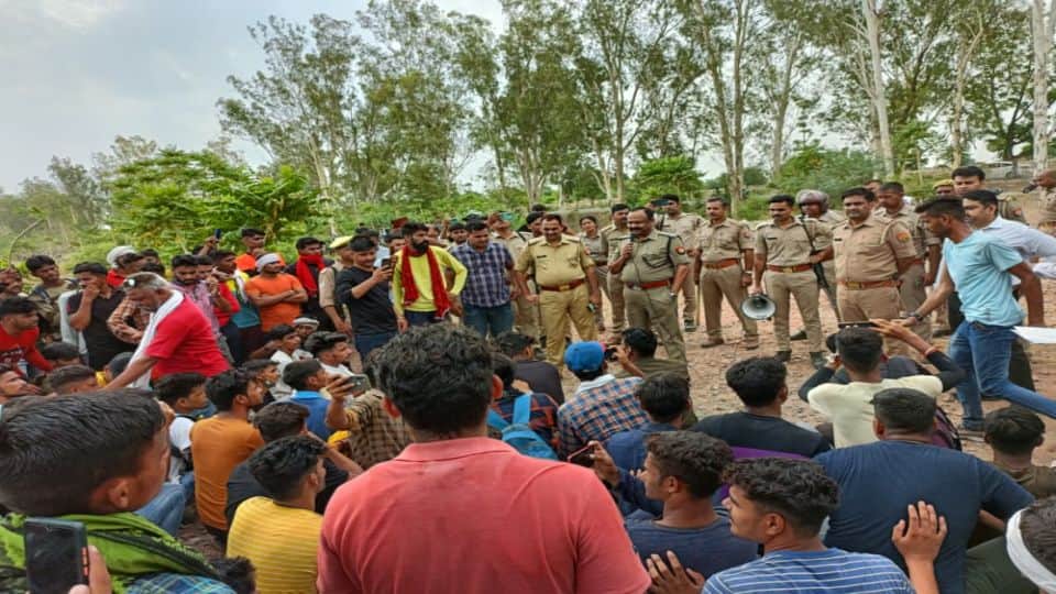Agnipath Scheme protest Youth Blocked Agra-Delhi Highway protest against Agneepath scheme