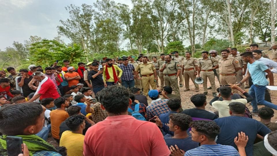 Agnipath Scheme protest Youth Blocked Agra-Delhi Highway protest against Agneepath scheme