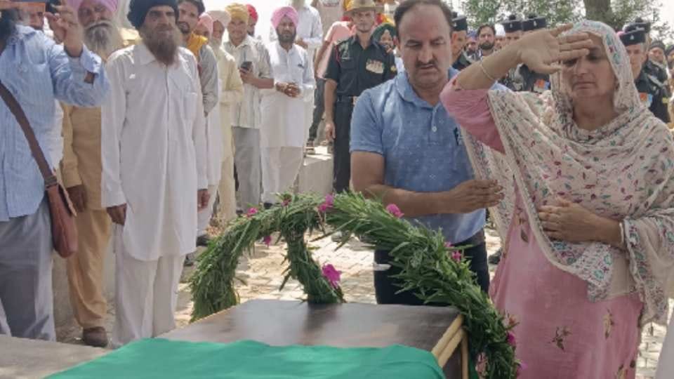 Soldier cremated with military honors in Gurdaspur of Punjab